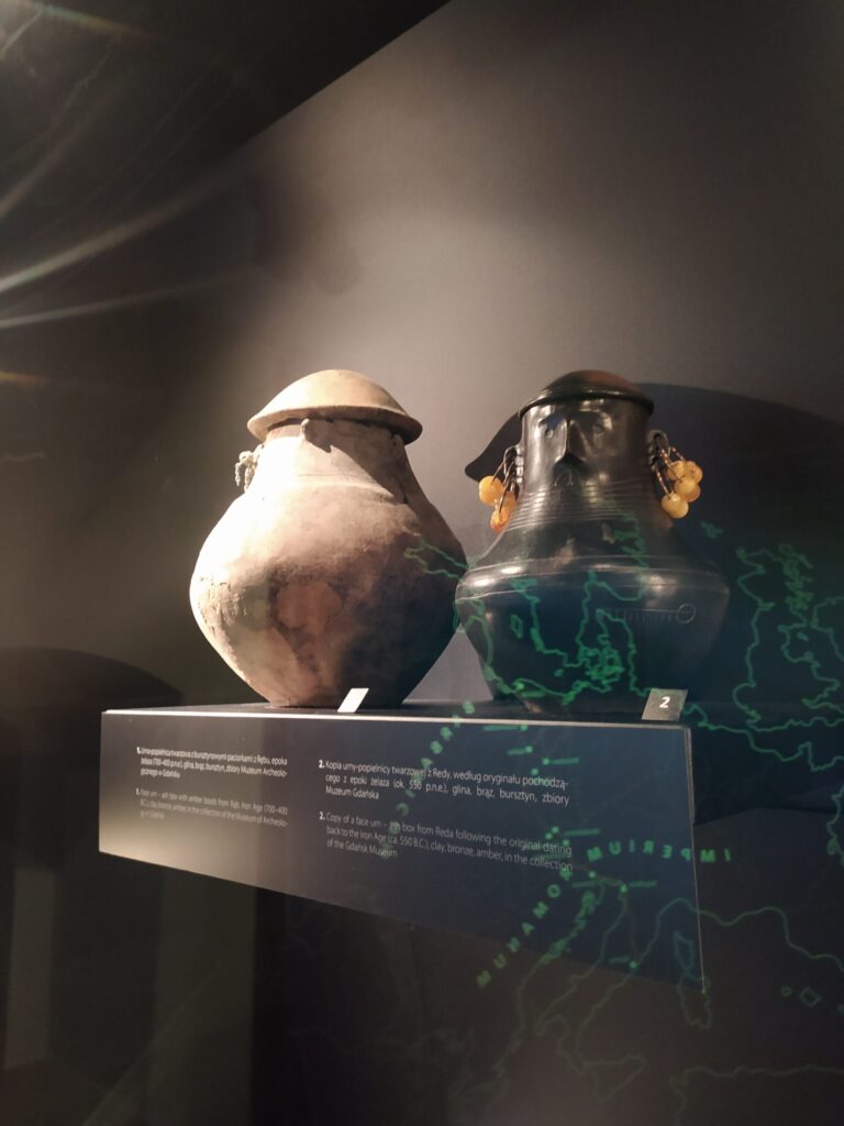Popielnice kultury pomorskiej na ekspozycji Muzeum Bursztynu w Gdańsku