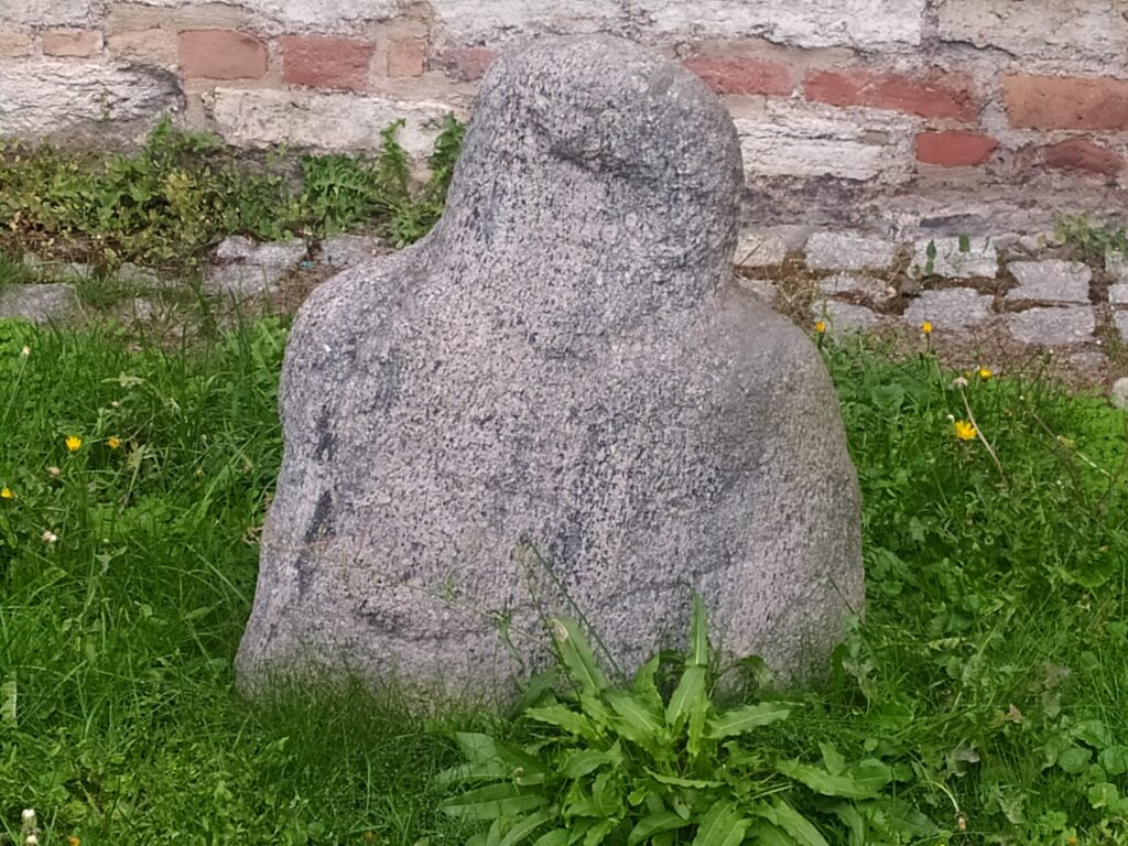 Kamienna baba pruska przy Muzeum Archeologicznym w Gdańsku