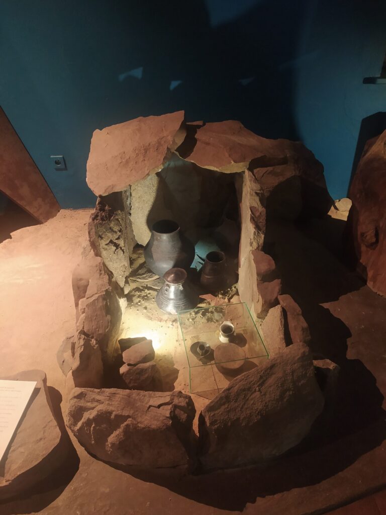 Rekonstrukcja grobu skrzynkowego z popielnicami w Muzeum Okręgowym w Bydgoszczy