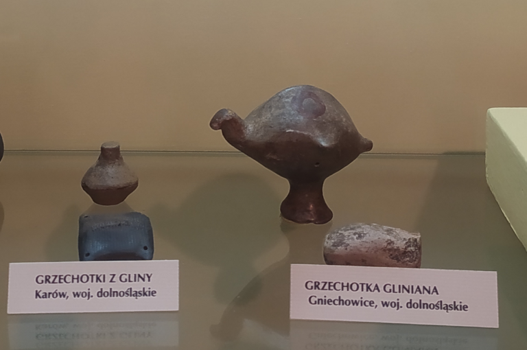 Zabytkowe gliniane grzechotki i figurki – inspiracje archeologiczne