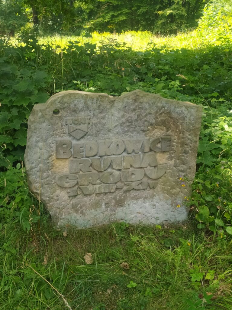 Kamień z wyrytym napisem na trasie zwiedzania okolic Ślęży