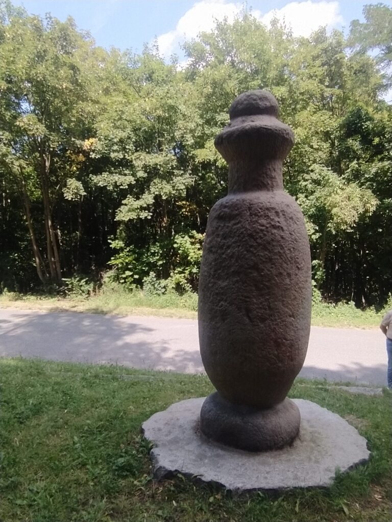 Kamienna rzeźba Mnicha w okolicach Ślęży