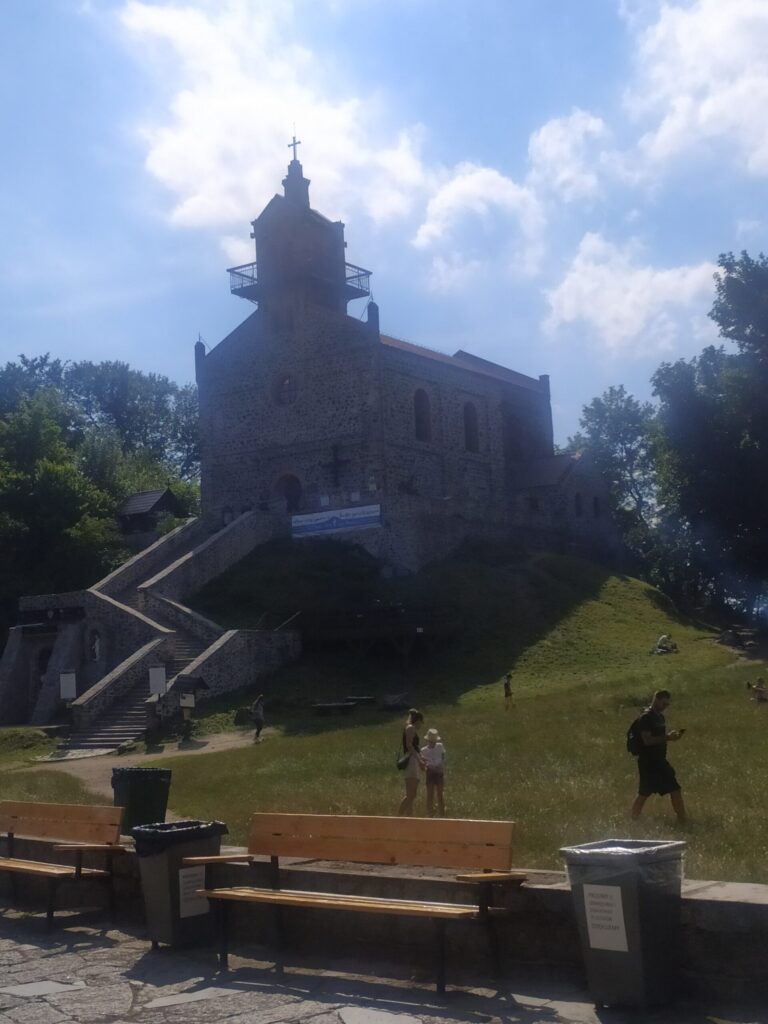 Kościół na szczycie Ślęży i kamienna rzeźba przed nim