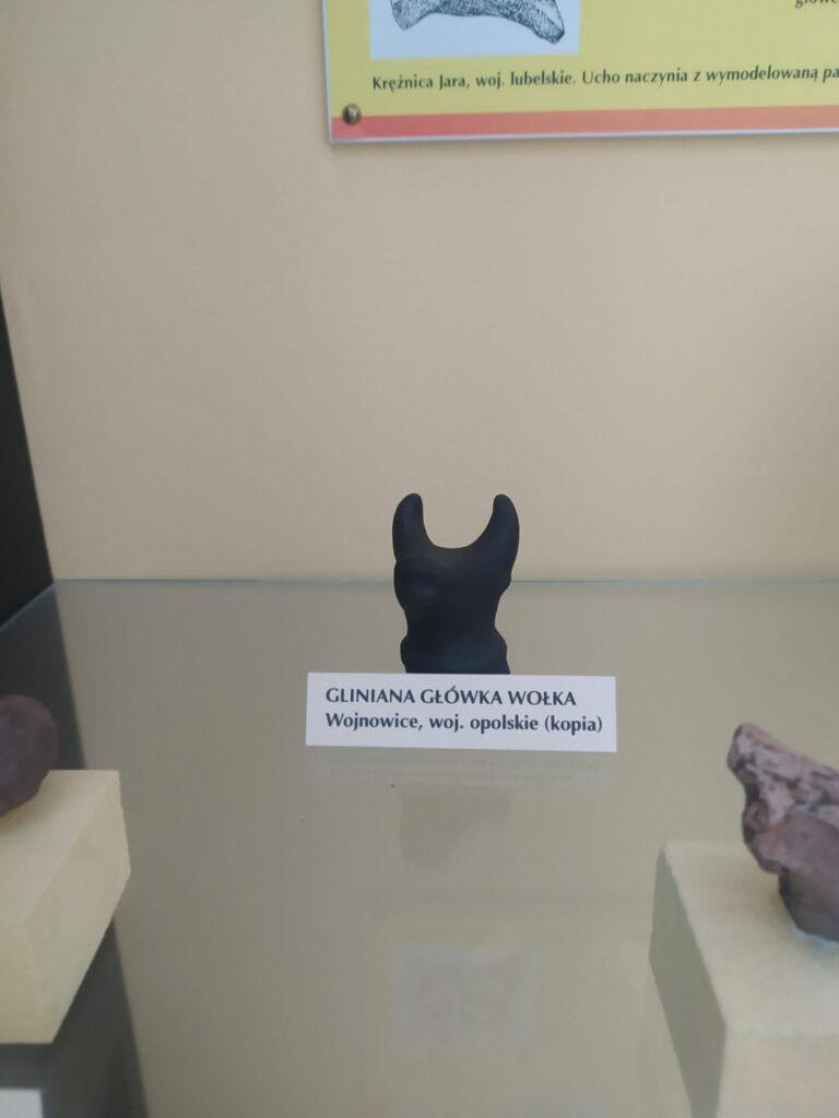 Niewielka zabytkowa figurka na ekspozycji muzealnej w Sobótce