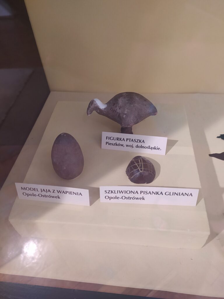 Gliniane figurki i grzechotki na ekspozycji Muzeum Ślężańskiego w Sobótce