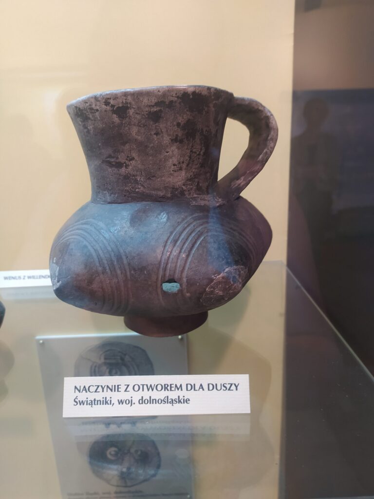 Zabytkowy dzban z uchem na ekspozycji Muzeum Ślężańskiego w Sobótce