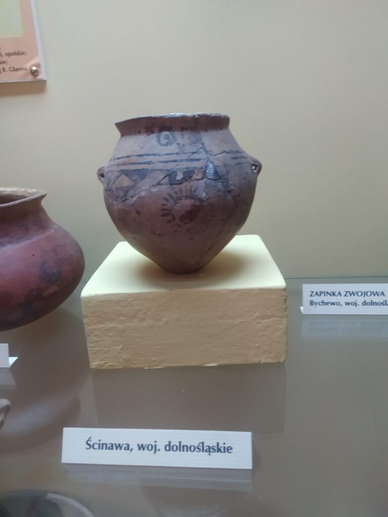 Zdobione naczynie ceramiczne na ekspozycji muzealnej w Sobótce