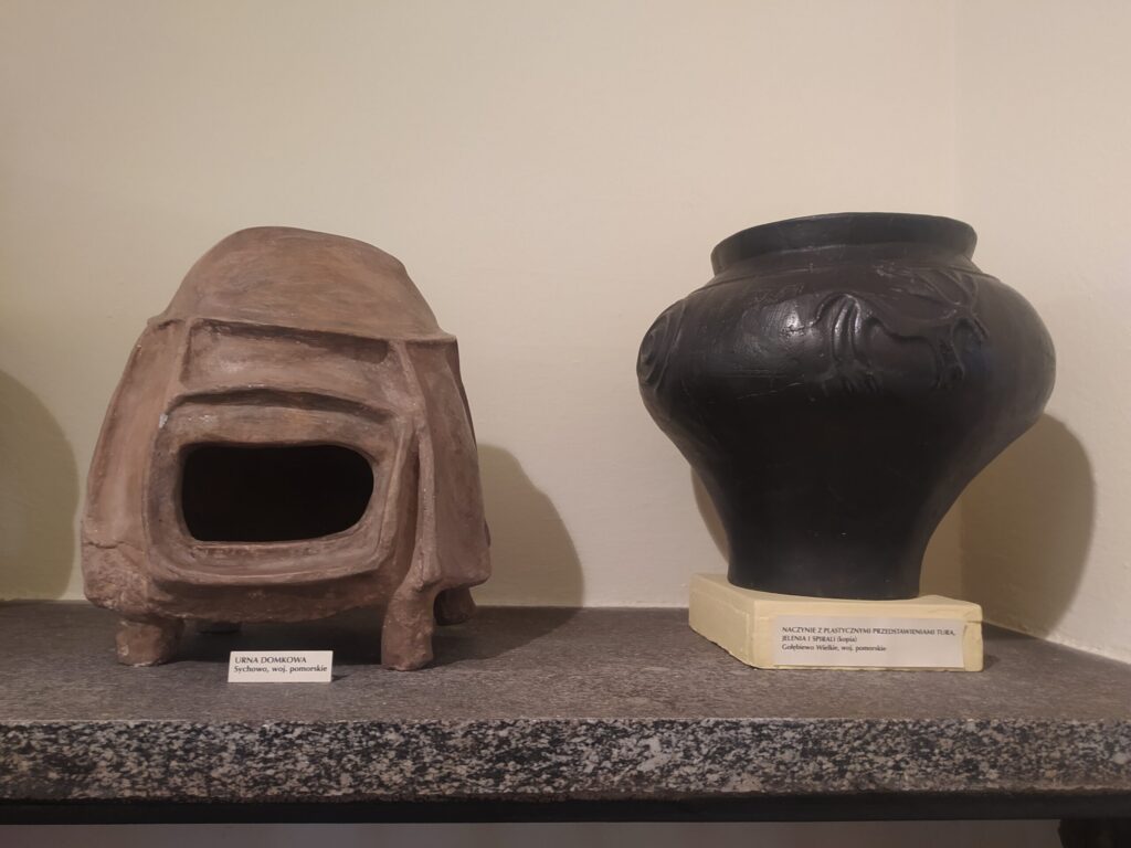 Zabytkowe naczynie i jego ceramiczna osłona na ekspozycji muzealnej