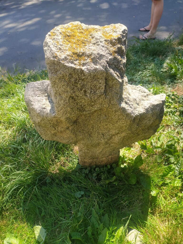 Kamienny krzyż pokryty porostami w okolicach Ślęży