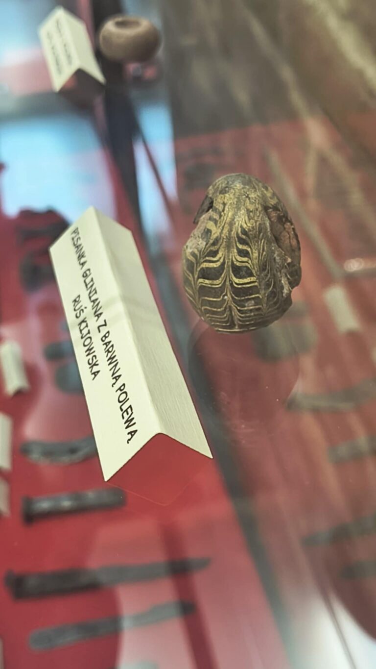 Zdobiona pisanka na ekspozycji Muzeum Regionalnego w Człuchowie